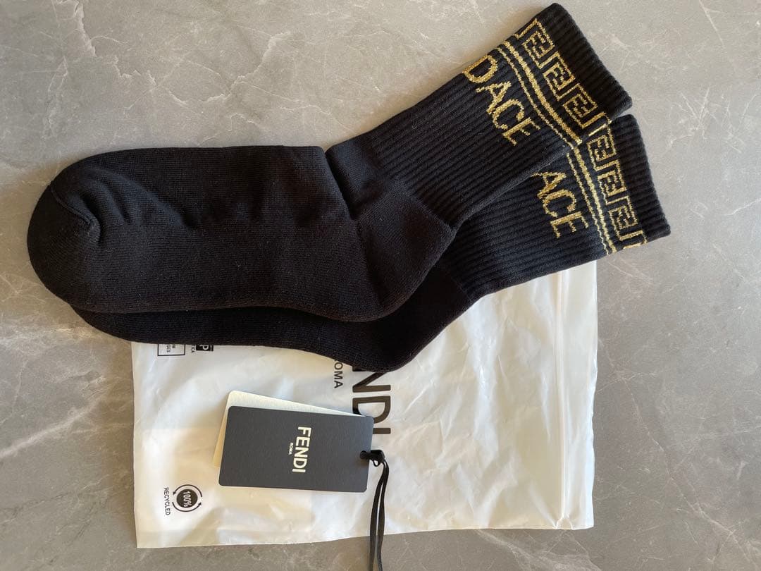 FENDI & VERSACE (FENDACE) ブラック ロゴソックス　新品