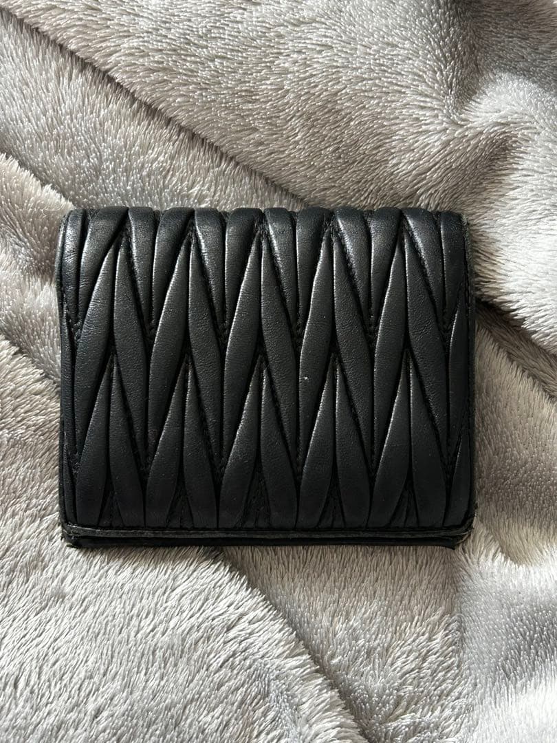 MIU MIU ブラック 二つ折り財布　ビジュー