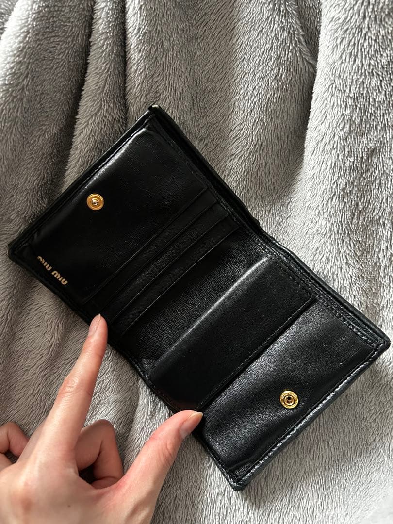 MIU MIU ブラック 二つ折り財布　ビジュー