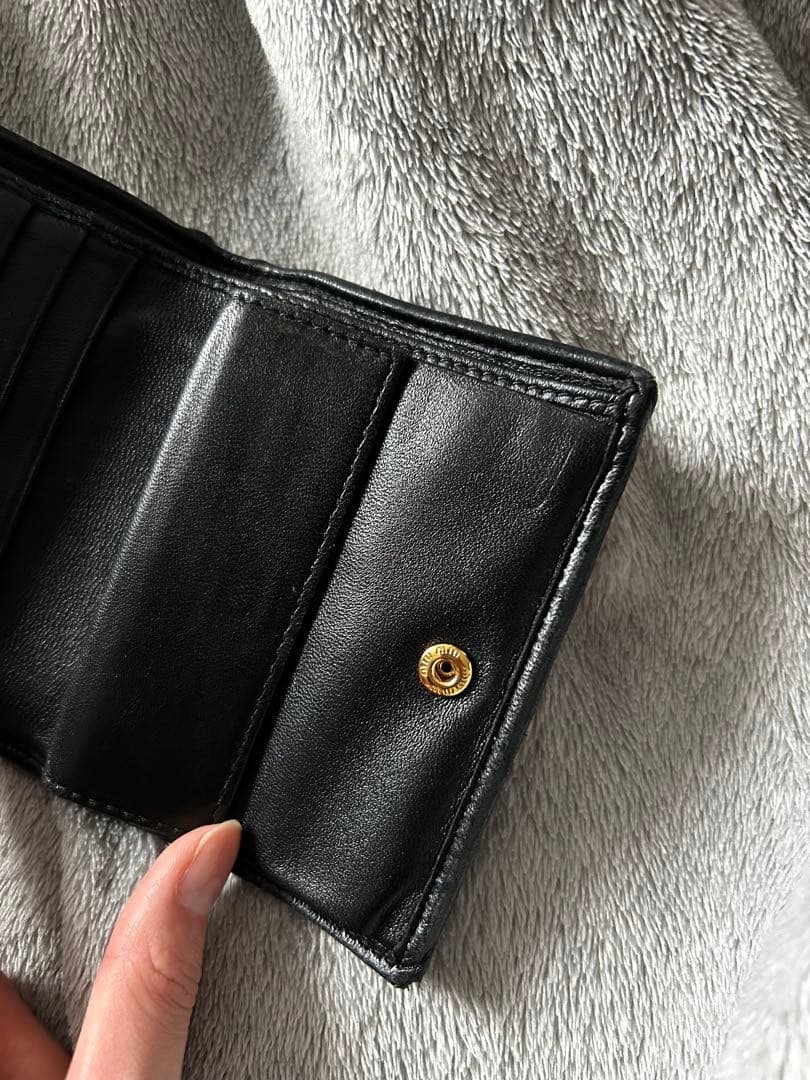 MIU MIU ブラック 二つ折り財布　ビジュー