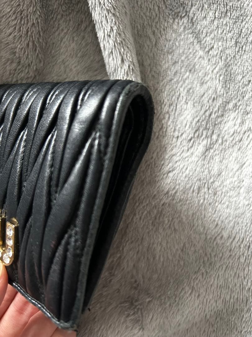 MIU MIU ブラック 二つ折り財布　ビジュー