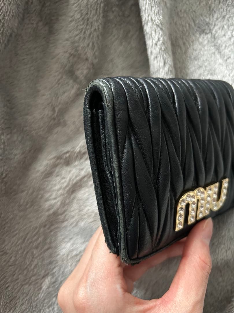 MIU MIU ブラック 二つ折り財布　ビジュー