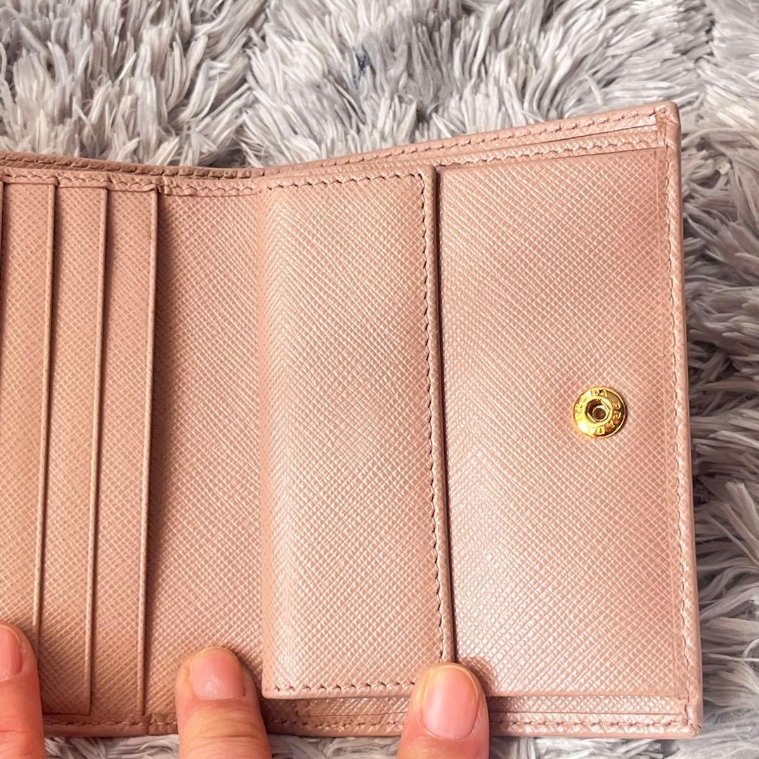 良品　PRADA 折り財布　ピンクベージュ　メタルロゴ　サフィアーノ　レディース