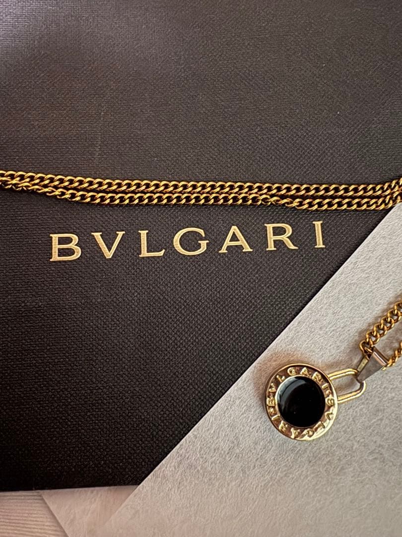 BVLGARI人気フルロゴチャームネックレス ゴールド×黒