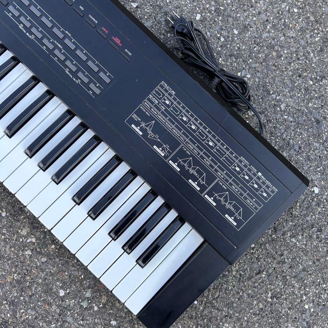 Roland D-10シンセサイザー