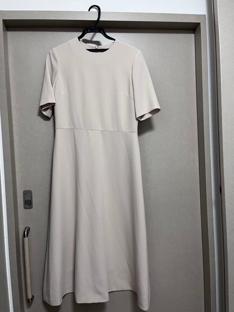 na naセオリーネイビージャケットとベージュセットアップ