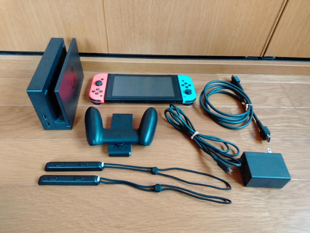 任天堂 NINTENDO SWITCH　別売りケース付き　中古美品