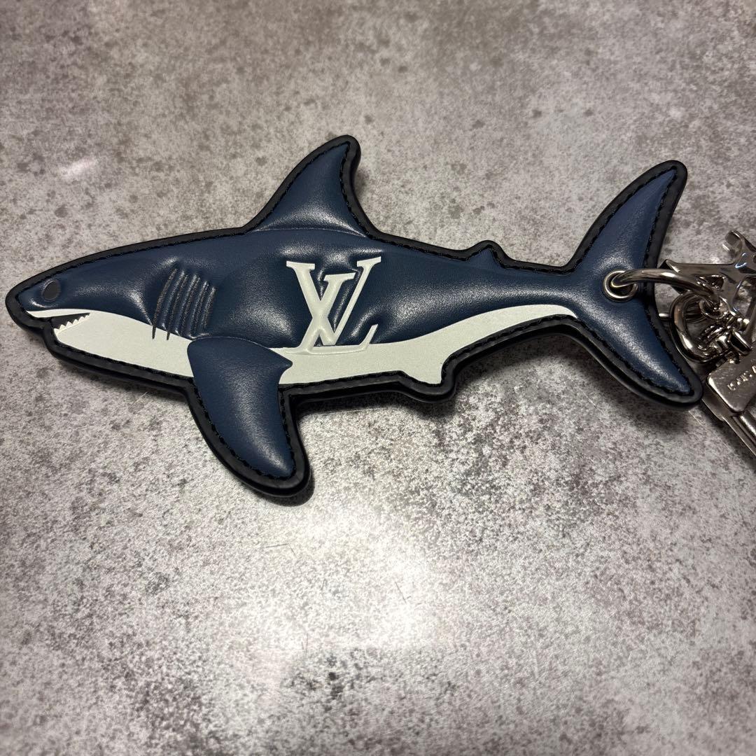LV サメ型キーホルダー ネイビー