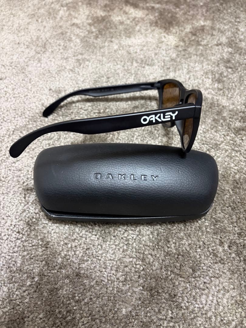オークリーox8137-03偏光ブラウンサングラスFrogskins