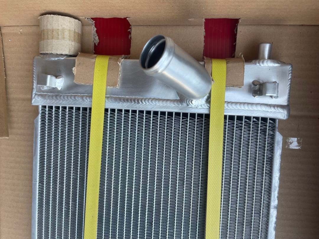 未使用品　 KOYORAD ハイエース 200系 ラジエーター　KDH206V