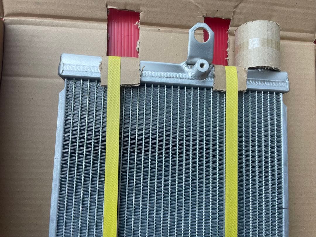 未使用品　 KOYORAD ハイエース 200系 ラジエーター　KDH206V