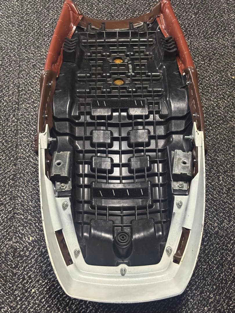 SR400 純正シート加工 タックロール あんこ抜 ゲルザブ埋込リアカウル付き