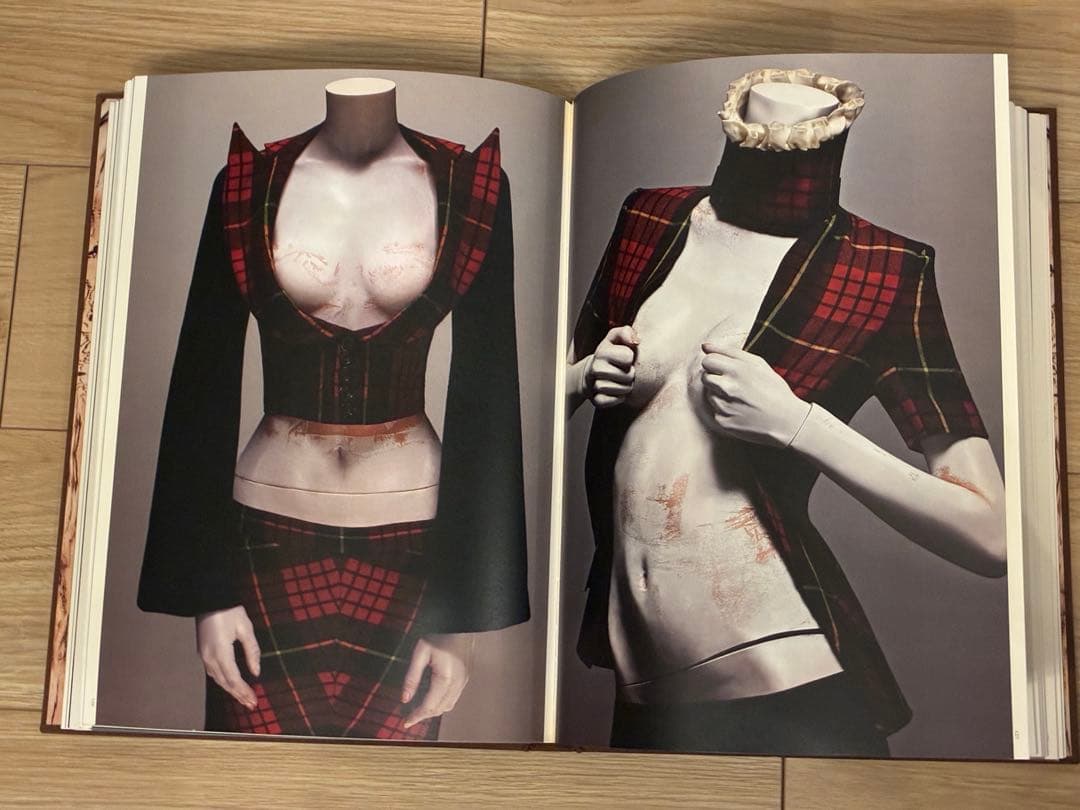 ALEXANDER McQUEEN SAVAGE BEAUTY 洋書