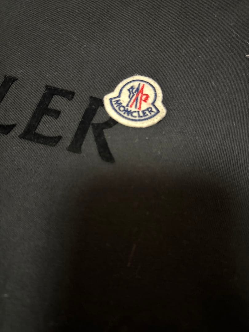 MONCLER ブラック Tシャツ