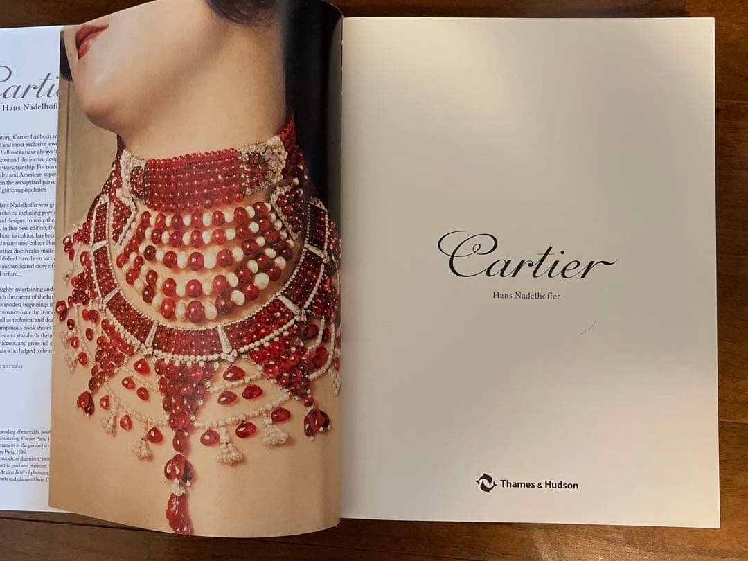「カルティエ」のブランドブック（洋書）。ブランドの歴史等に関する本です。