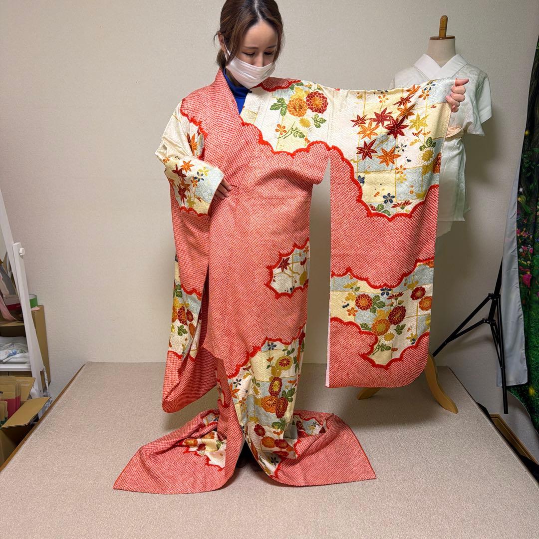 振袖 赤と白の花柄　絞り　正絹　レトロ　アンティーク品地紋鞘型