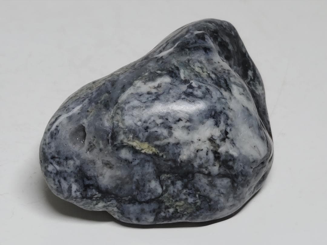 黒白 97g 翡翠 ヒスイ 原石 鑑賞石 自然石 誕生石 鉱物 鉱石 水石