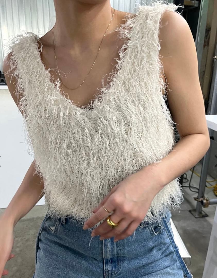 トップス efu FEATHER SLEEVELESS TOP