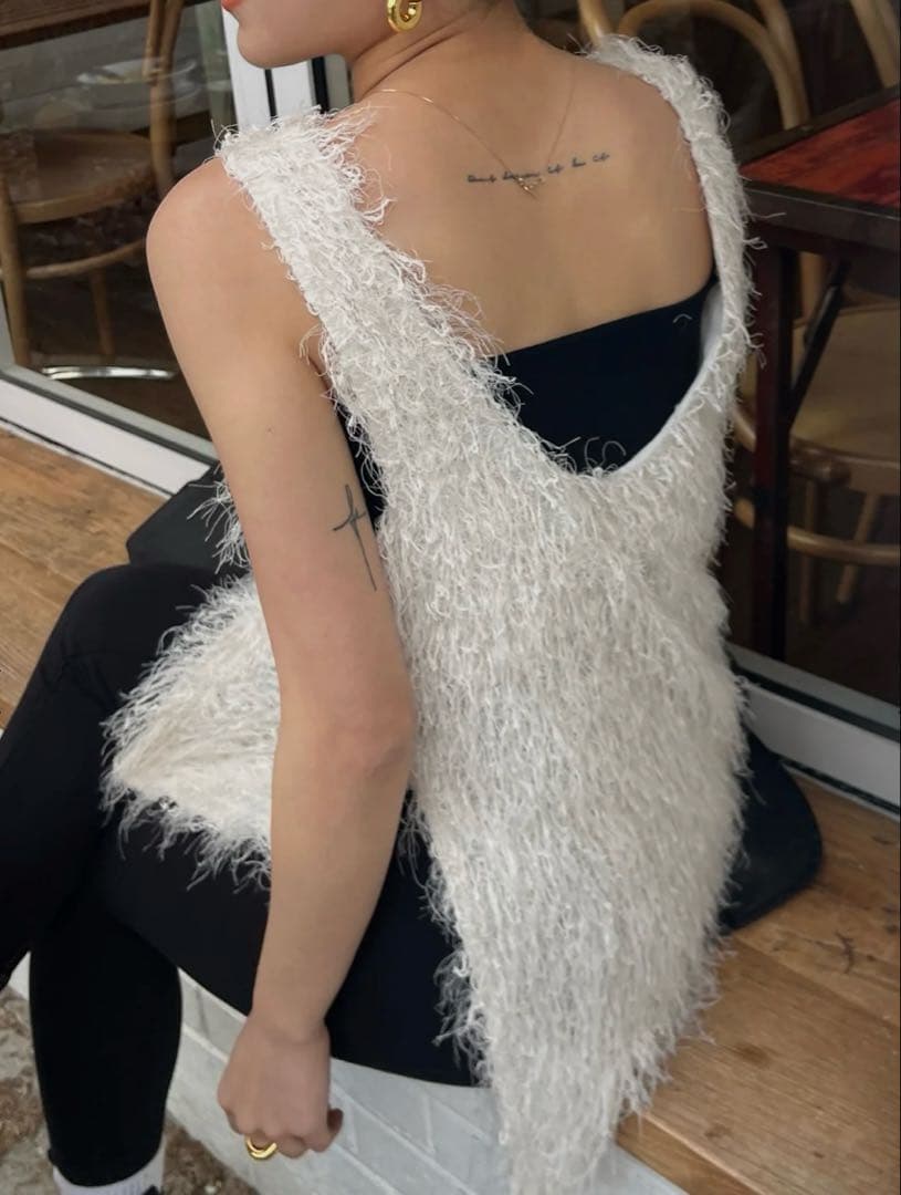 トップス efu FEATHER SLEEVELESS TOP