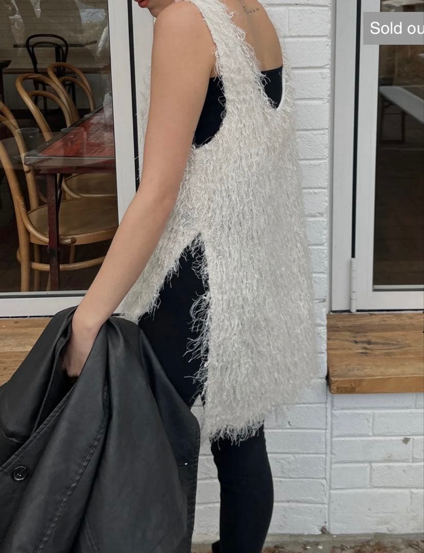 トップス efu FEATHER SLEEVELESS TOP