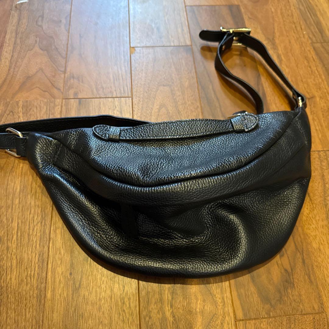ブラックレザー ボディバッグ