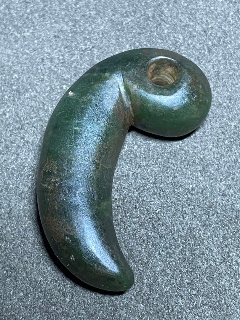 出土　古墳時代　石製勾玉　翡翠　琉球型勾玉