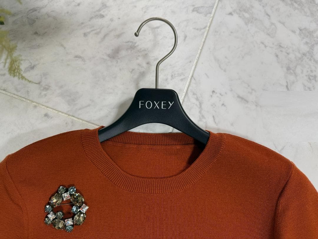 未使用級★FOXEY フォクシーニット レンガ グレースウール ロゴプレート38