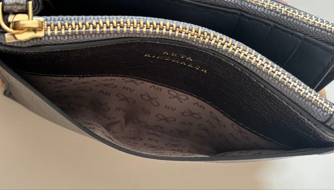 ANYA HINDMARCH アニヤハインドマーチ 二つ折り財布 シルバー