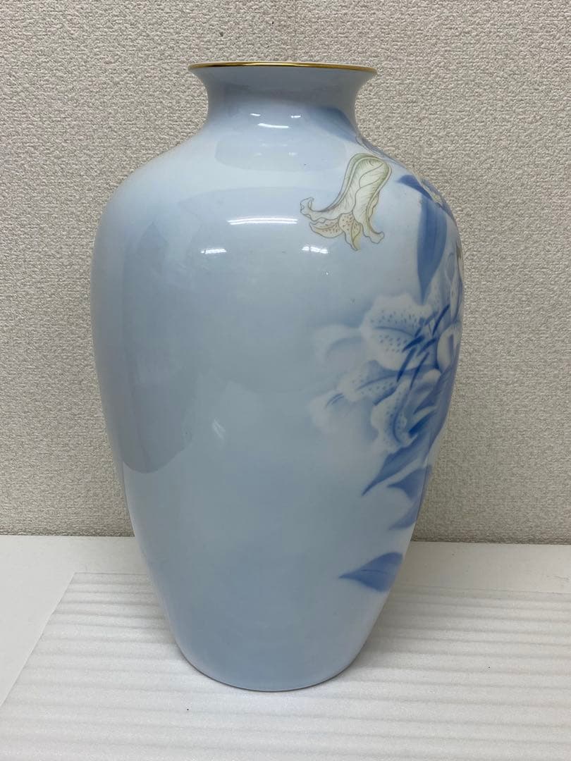 3-3290 深川製磁による百合と雀の官窯染付花瓶