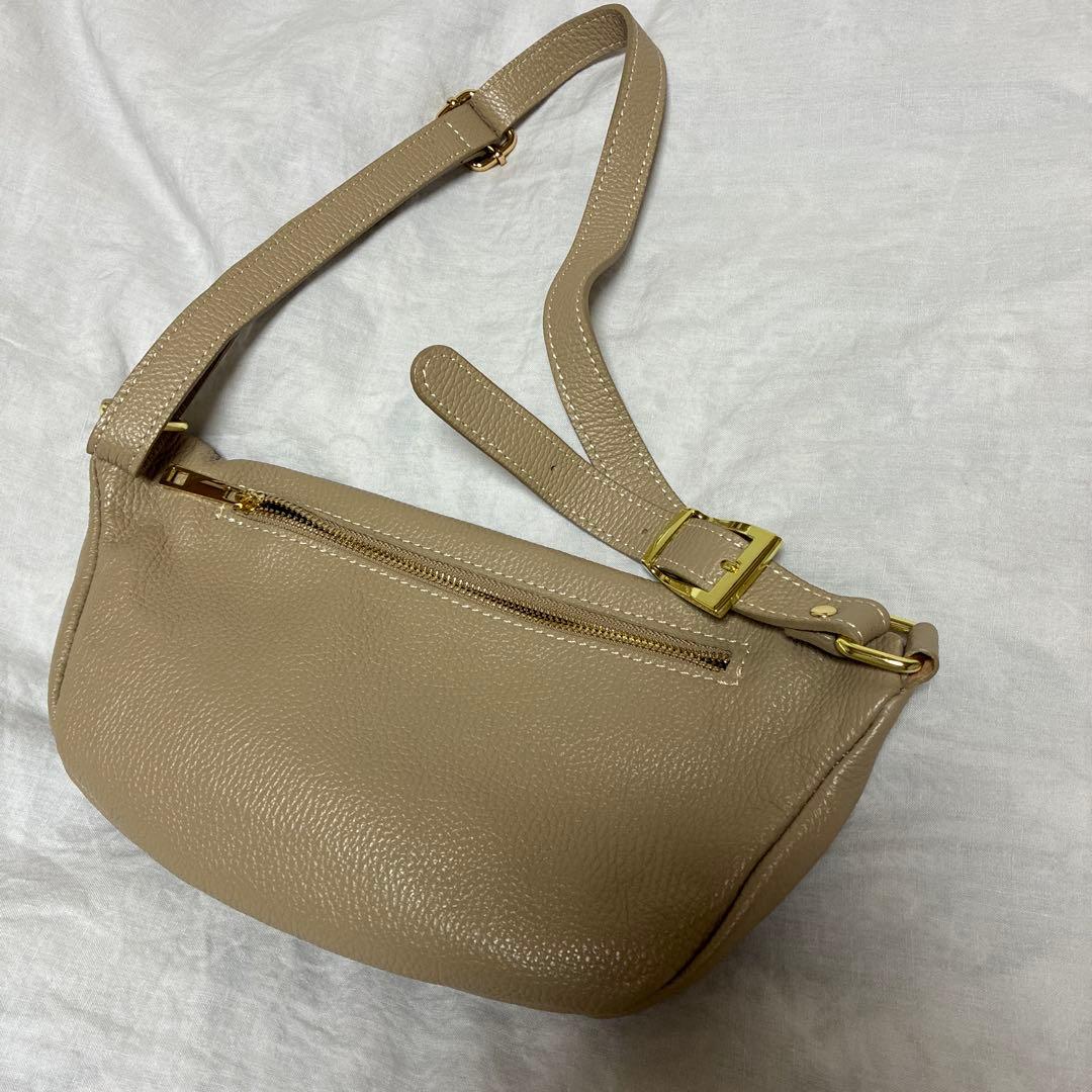 AULENTTI オウレンティ　レザーボディバッグ