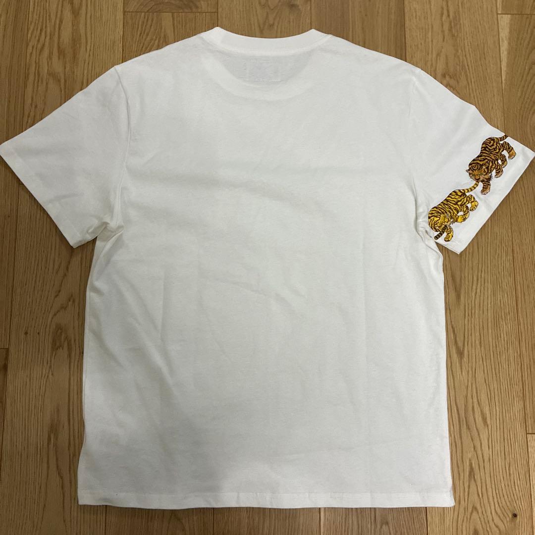 KARAKU×石黒亜矢子「しっぽを噛む虎列」袖刺繡 コットンTee karaku