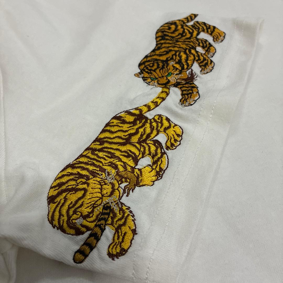 KARAKU×石黒亜矢子「しっぽを噛む虎列」袖刺繡 コットンTee karaku