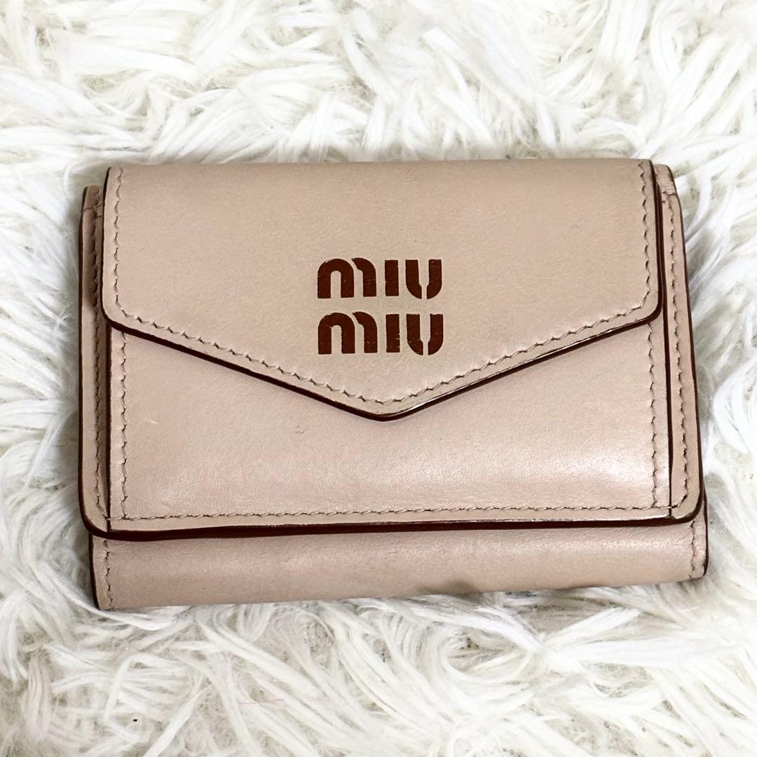 現行 美品✨ミュウミュウ 三つ折り財布 コード/コニャック　コンパクト　レザー