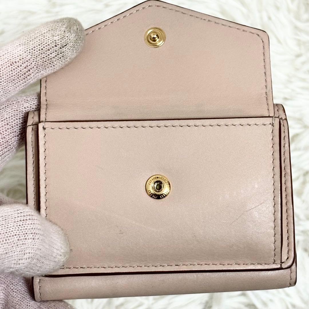 現行 美品✨ミュウミュウ 三つ折り財布 コード/コニャック　コンパクト　レザー