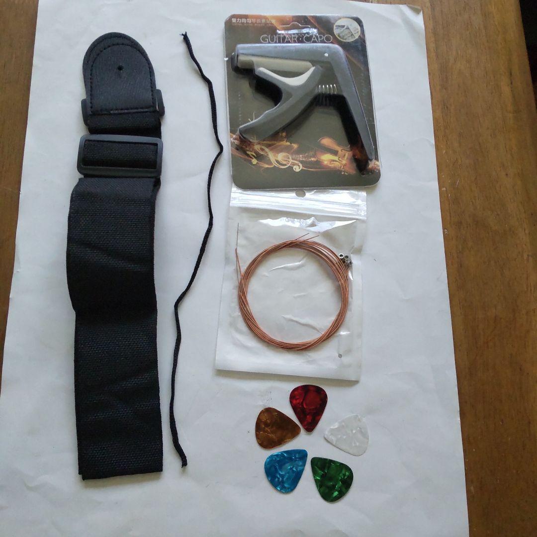 新品！ホワイトカッタウェイアコースティックギター、各種付属品付