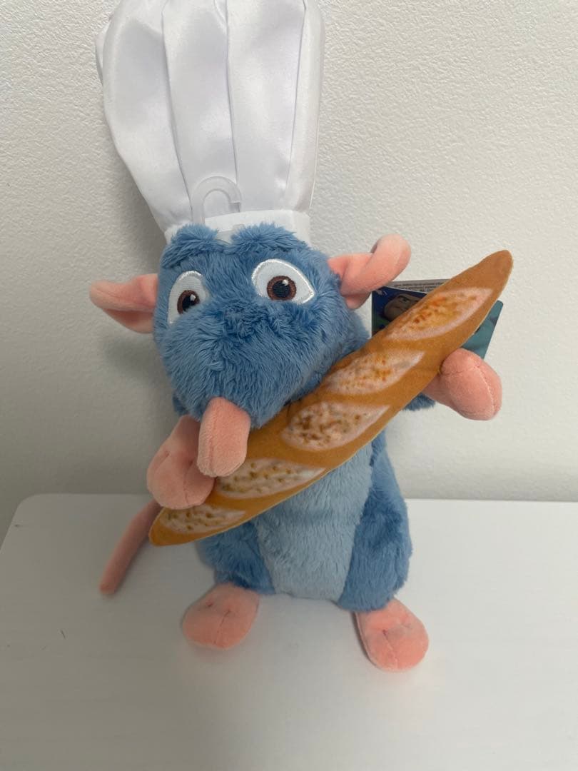 海外ディズニー　パリ　レミーの美味しいレストラン　シェフの帽子　フランスパン