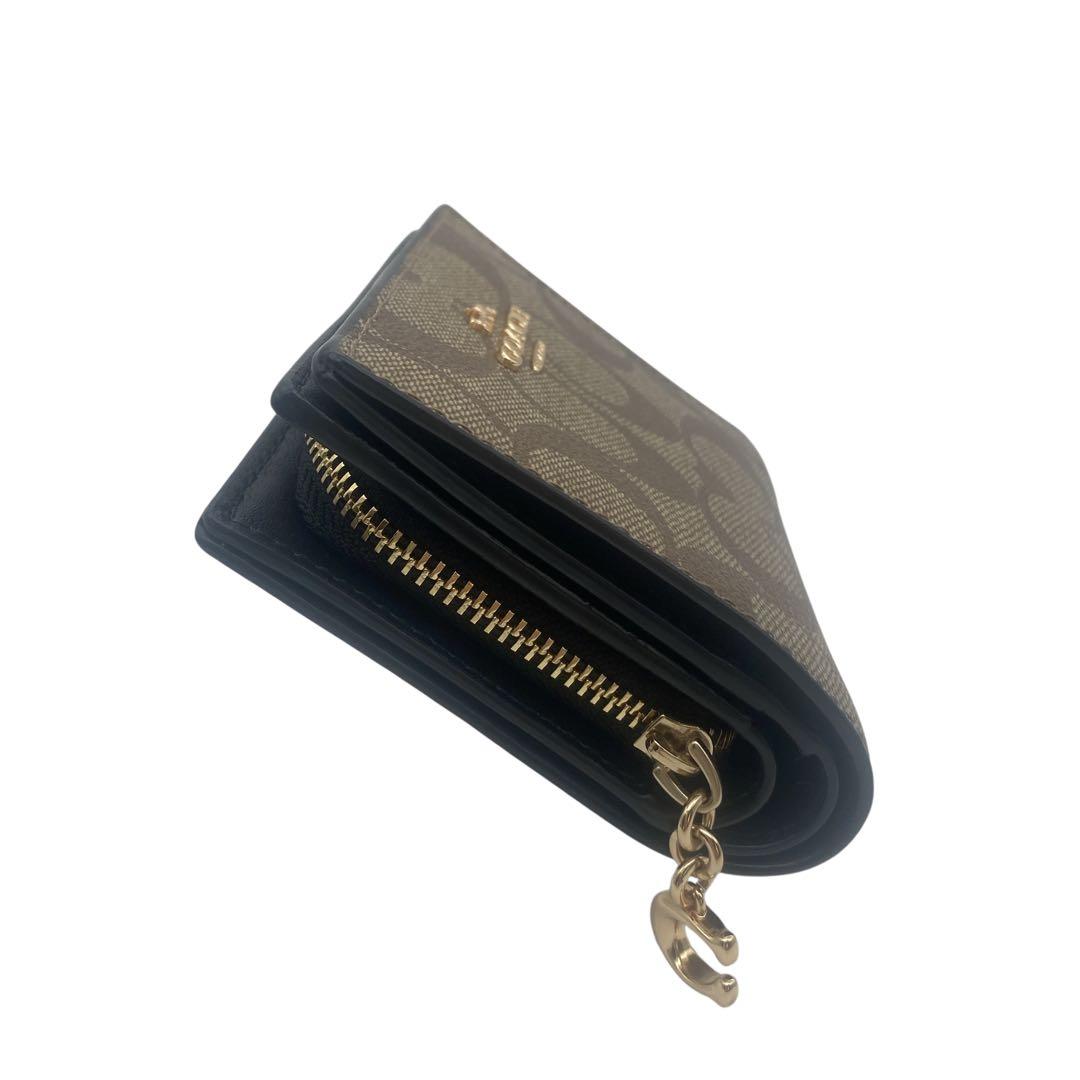 【未使用級】 COACH コーチ 二つ折り 財布 Cチャーム ベージュ