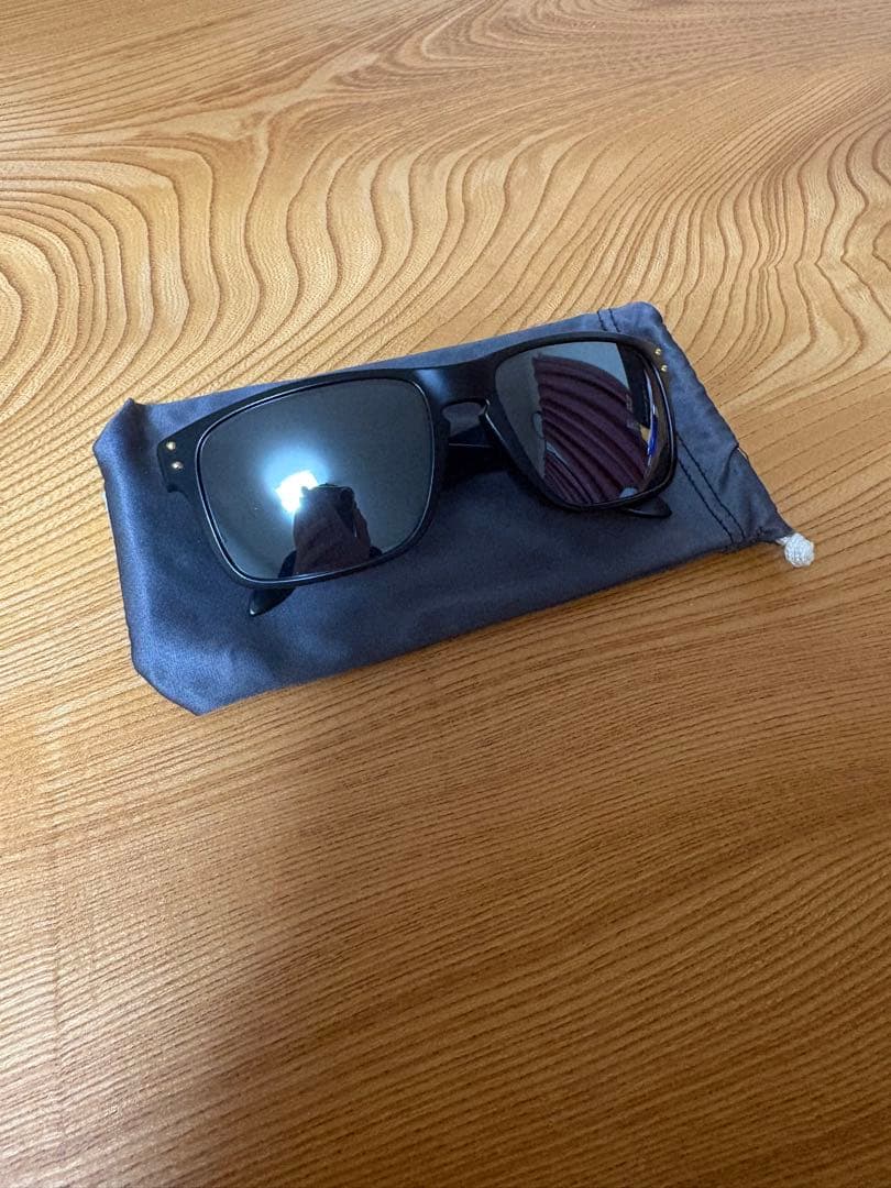 Oakleyのサングラス「HOLBROOK」