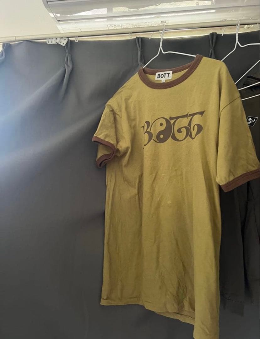 BOTT オリーブグリーン Tシャツ　あいす