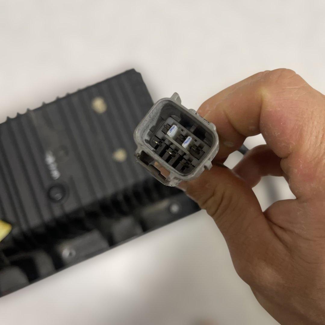 三菱ふそう 新型スーパーグレート LEDテールランプ⑩’左側です。