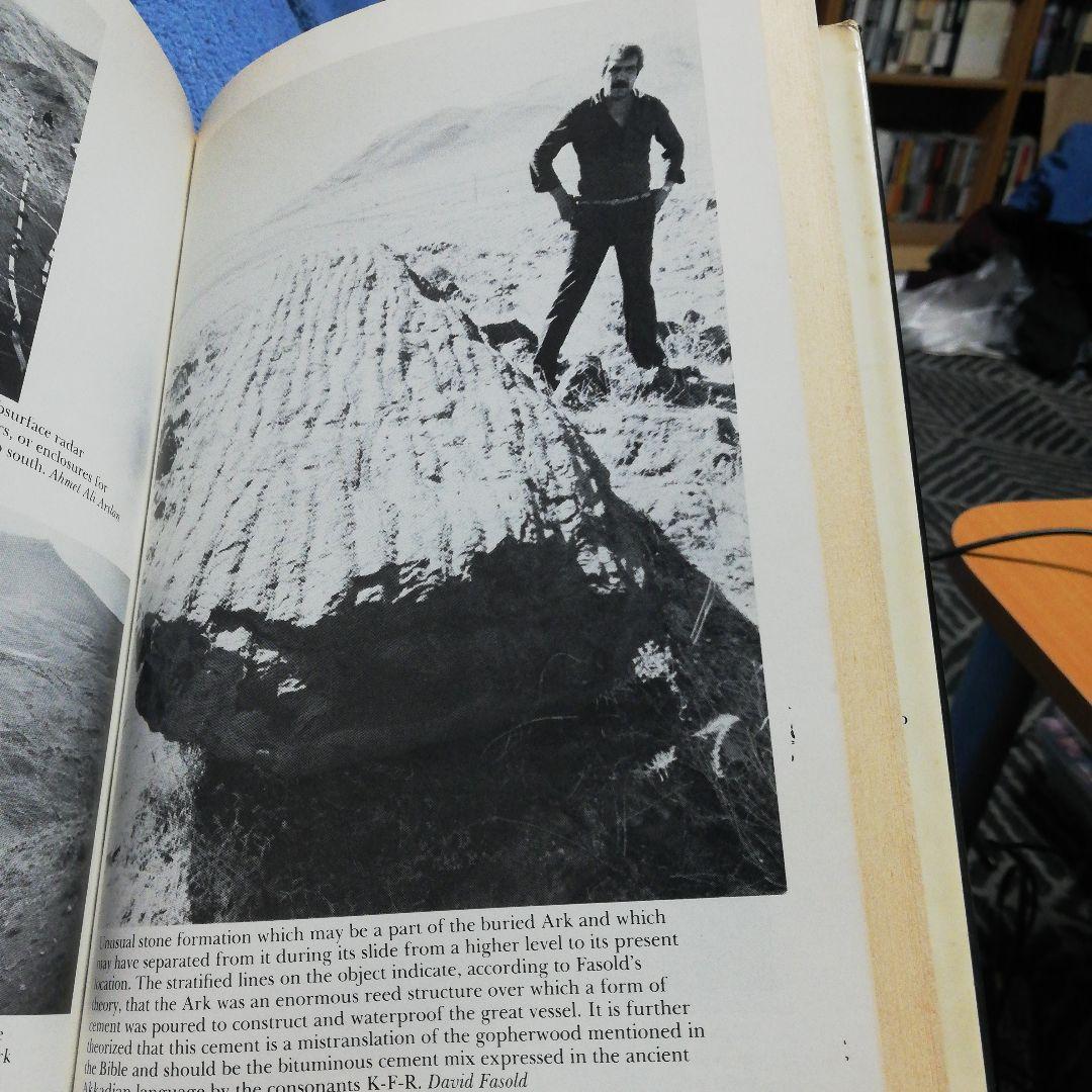 洋書 The Lost Ship of Noah by Berlitz(Signed)