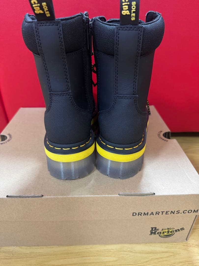 Dr. Martens Jadon Tech 8 ホール ブーツ
