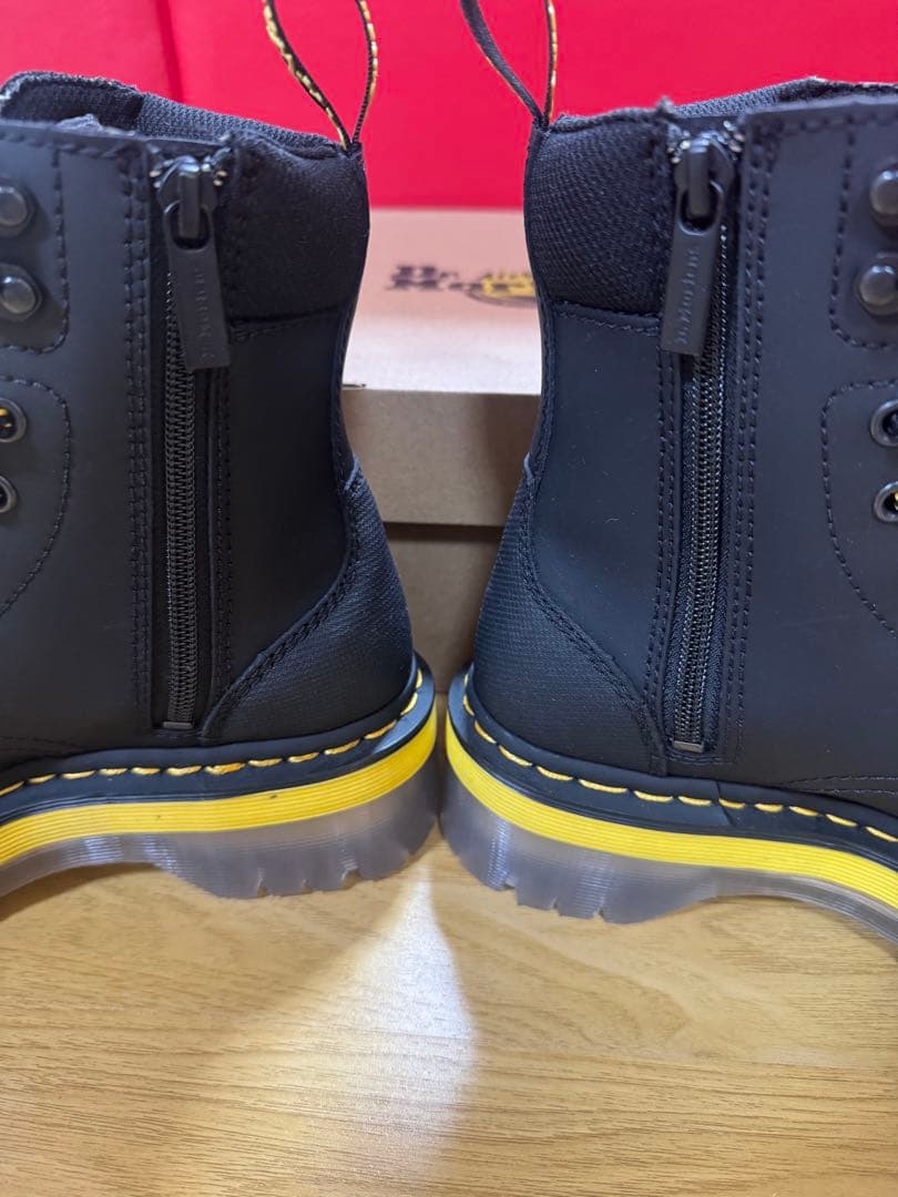 Dr. Martens Jadon Tech 8 ホール ブーツ