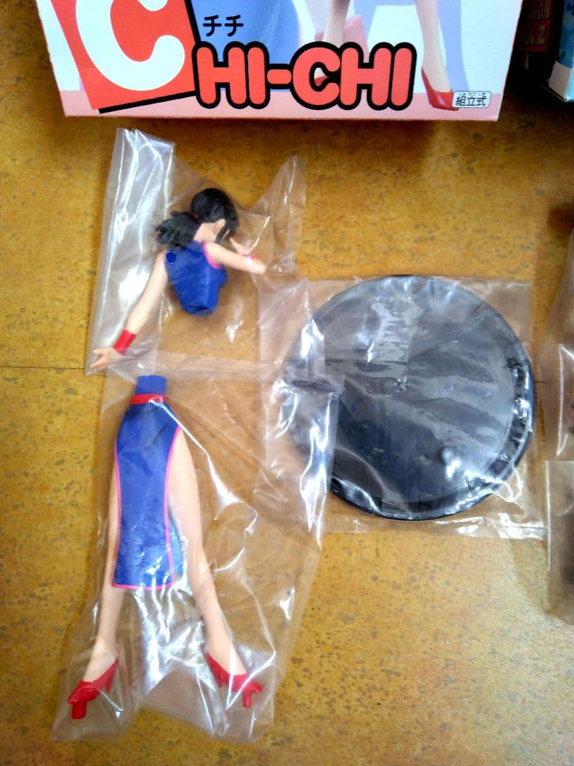 ドラゴンボール ブルマ　チチ　ぴちぴちギャル フィギュア　DX組立式