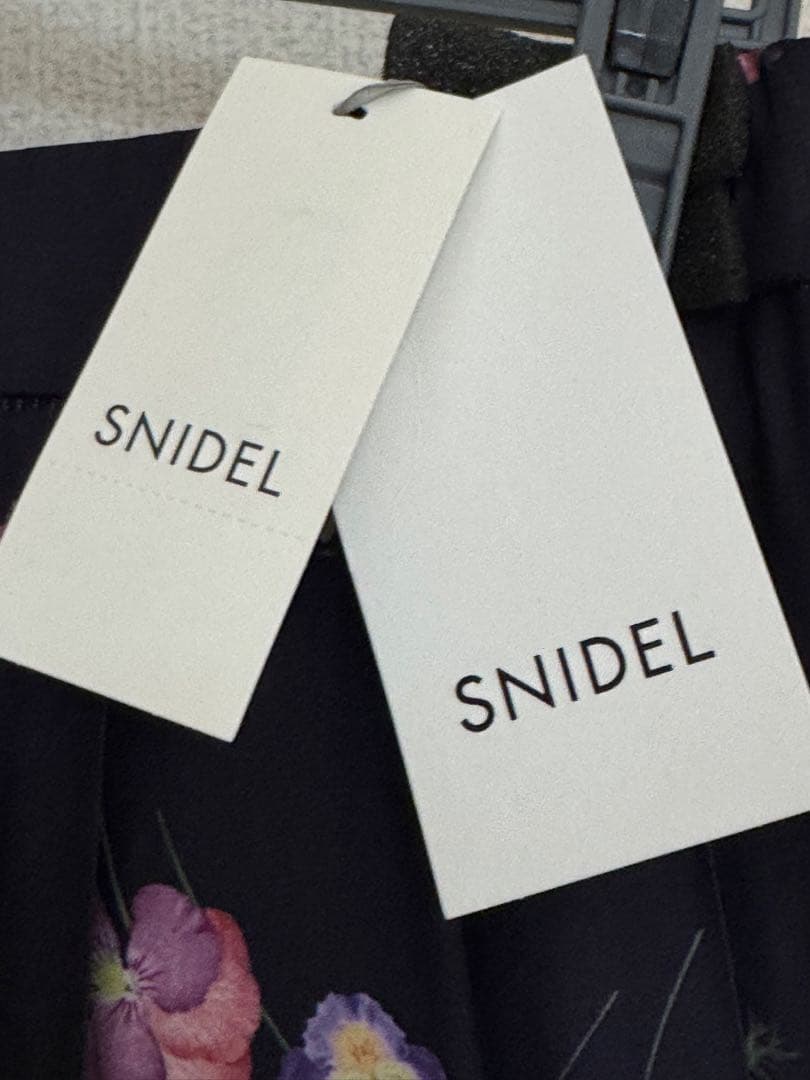 SNIDELフローラルプリントフレアスカート ネイビー