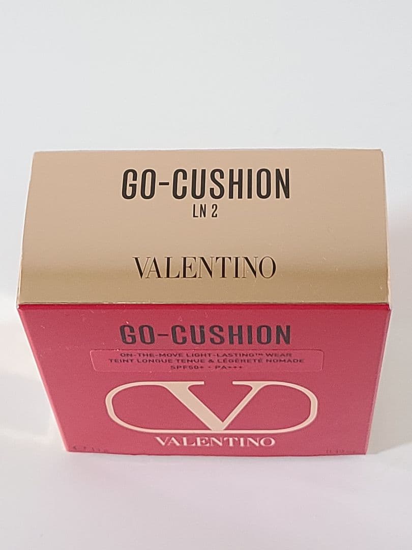 新品　VALENTINO 未開封　クッションファンデーション　ピンバッジ付