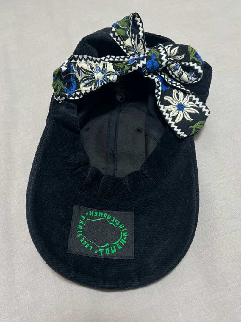 Bernhard Willhelm ベルンハルト黒の刺繍キャップ 花柄リボン付き