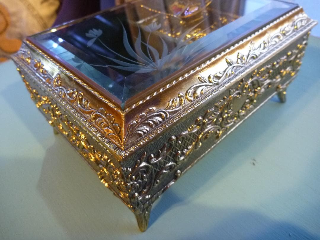 美品！宝石箱オルゴール（蝶が羽ばたきます）
