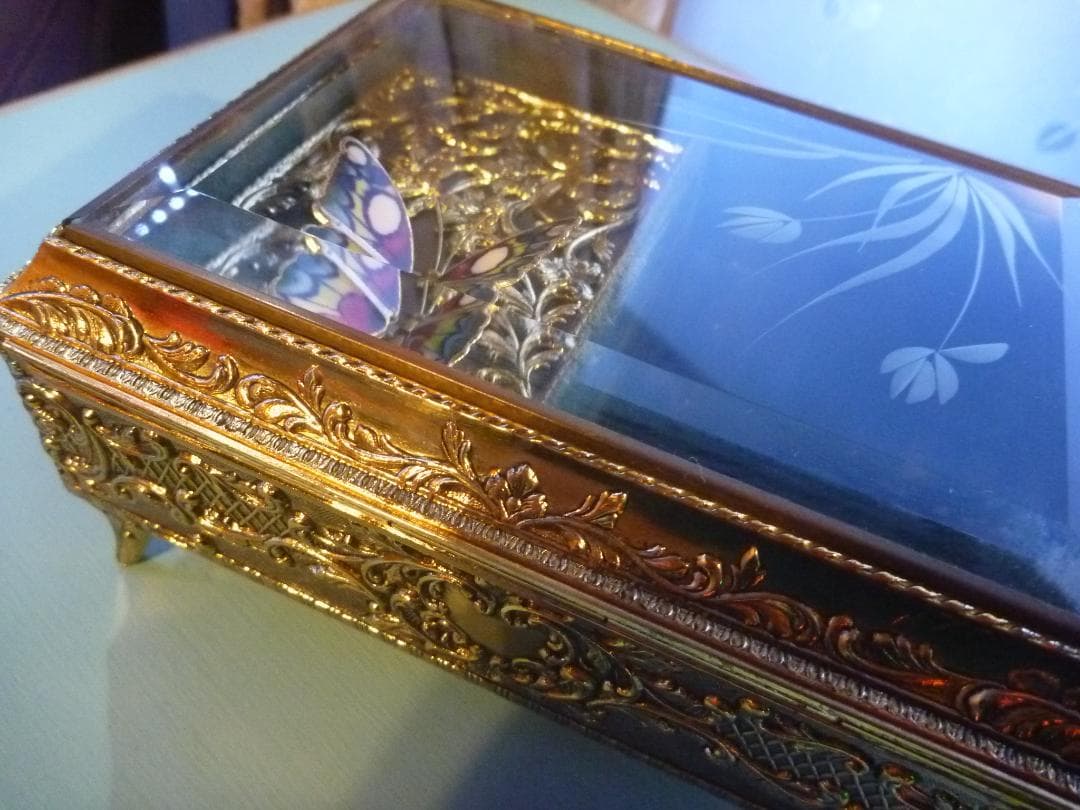 美品！宝石箱オルゴール（蝶が羽ばたきます）