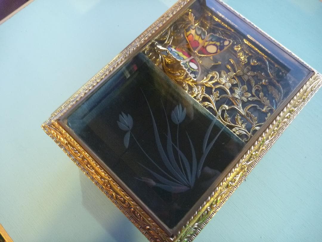 美品！宝石箱オルゴール（蝶が羽ばたきます）